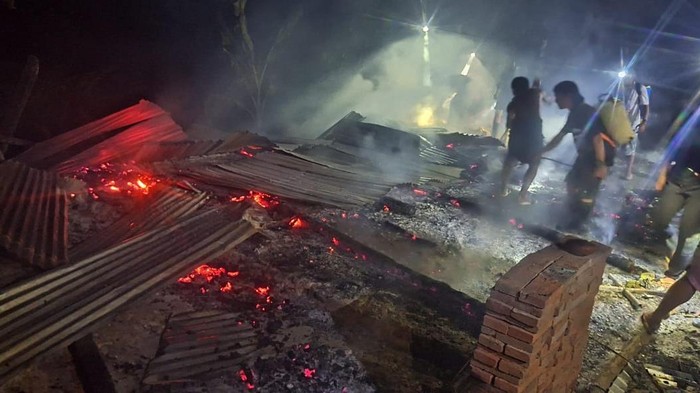 Rumah warga di Polman hangus terbakar.