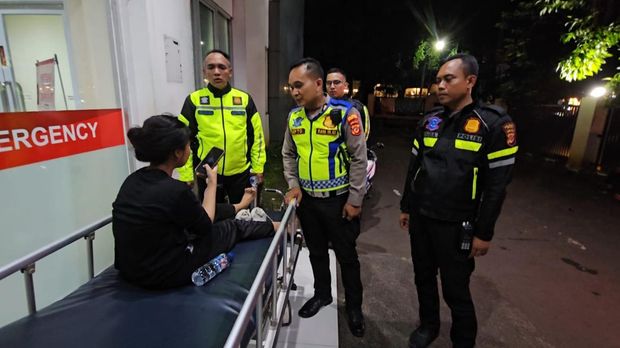 Satlantas Polresta Bogor membantu korban pingsan saat berolahraga. (dok Istimewa)