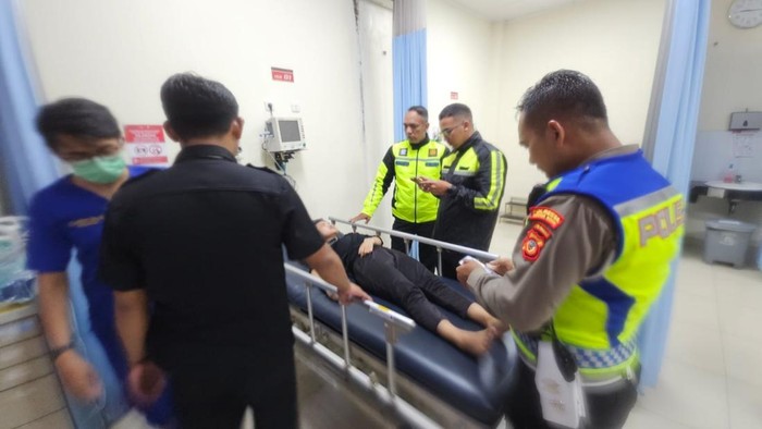 Satlantas Polresta Bogor membantu korban pingsan saat berolahraga. (dok Istimewa)