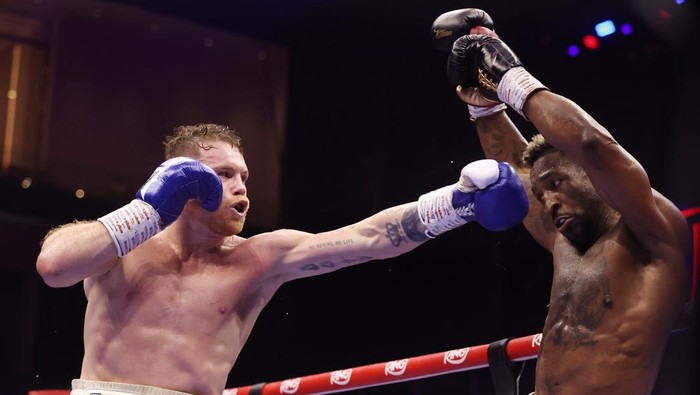 RIYADH, SAUDI ARABIA - MAY 03: William Scull avoids a punch from Saul 