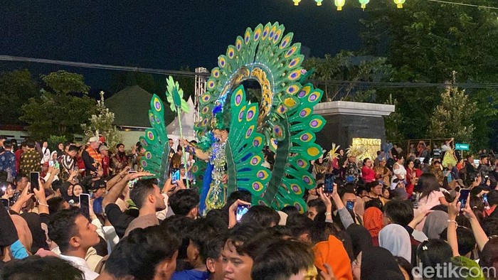 Suasana gelaran Semarang Night Carnival di Balai Kota Semarang, Kecamatan Semarang Tengah, Minggu (4/5/2025).