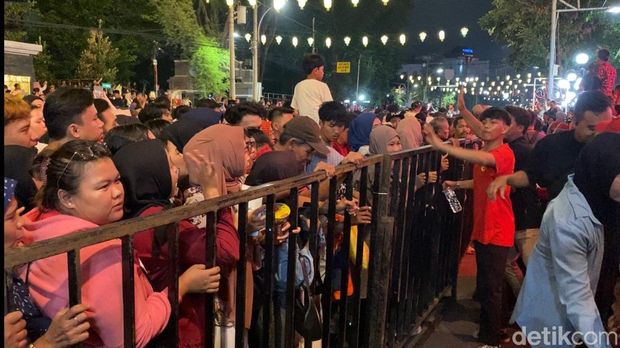 Suasana gelaran Semarang Night Carnival di Balai Kota Semarang, Kecamatan Semarang Tengah, Minggu (4/5/2025).