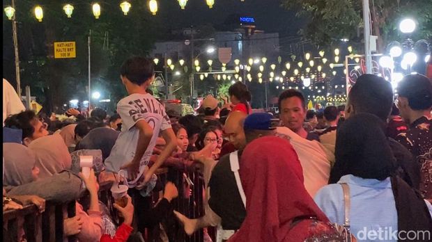 Suasana gelaran Semarang Night Carnival di Balai Kota Semarang, Kecamatan Semarang Tengah, Minggu (4/5/2025).