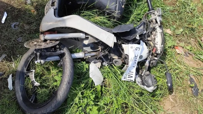 Sepeda motor yang terlibat kecelakaan di Jalan Raya Masin, Kecamatan Warungasem, Kabupaten Batang, Minggu (4/5/2025).