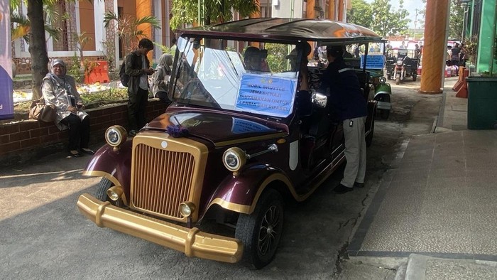 Shuttle khusus jemaah lansia dan disabilitas di Asrama Haji Embarkasi Surabaya