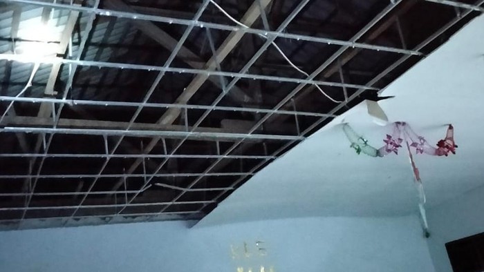 Plafon gedung sekolah dan rumah warga dilaporkan ambruk akibat gempa bumi berkekuatan magnitudo (M) 6,0 mengguncang Kabupaten Pohuwato, Gorontalo.
