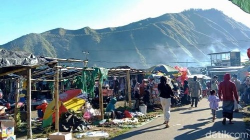 Suasana Pasar Sembalun dengan pemandangan Gunung Rinjani, Lombok Timur NTB. Minggu  (4/05/2025).
