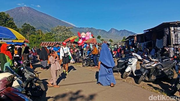 Suasana Pasar Sembalun dengan pemandangan Gunung Rinjani, Lombok Timur NTB. Minggu  (4/05/2025).