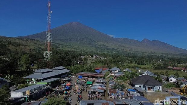 Suasana Pasar Sembalun dengan pemandangan Gunung Rinjani, Lombok Timur NTB. Minggu  (4/05/2025).