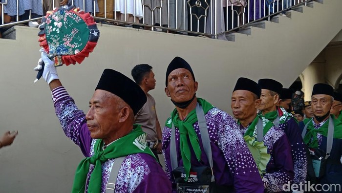 Suasana pelepasan calon jamaah haji asal Lombok Timur NTB di Masjid Agung Al Mujahidin Selon, Minggu (4/5/2025). (Sanusi Ardi W/DetikBali)