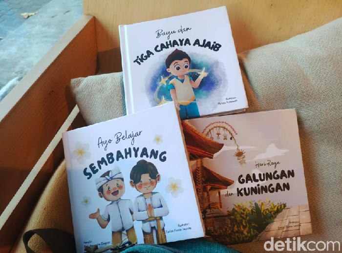 Tiga dari empat buku seri anak hindu karya Putu Ayuwidia Ekaputri, Sabtu (3/5/2025). (Ni Komang Ayu Leona Wirawan)