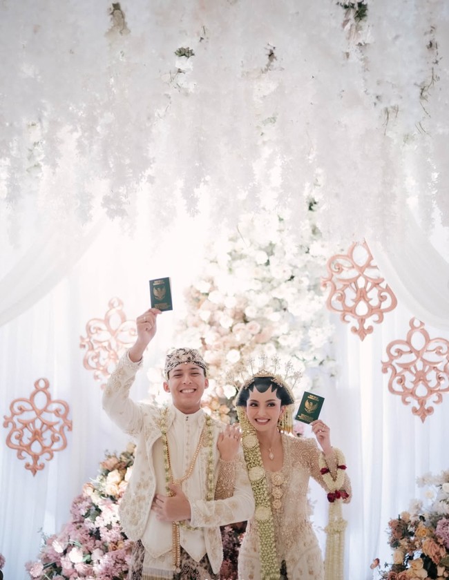 Valerie Tifanka dan Iptu Mochammad Andhika baru saja menggelar acara pernikahan mereka di Hotel Ritz Carlton, Kuningan pada Sabtu (3/5/25). Acara pernikahan kental akan adat Jawa. Foto: Instagram/@valtifanka