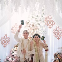 Valerie Tifanka dan Iptu Mochammad Andhika baru saja menggelar acara pernikahan mereka di Hotel Ritz Carlton, Kuningan pada Sabtu (3/5/25). Acara pernikahan kental akan adat Jawa. Foto: Instagram/@valtifanka