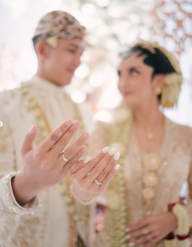 Resmi menikah, Valerie Tifanka dan suami juga pamer cincin pernikahan yang sama-sama sudah terpasang di jari manis. Keduanya dibantu oleh fotografer Antonius Wijaya untuk mengabadikan momen spesialnya. Foto: Instagram/@valtifanka