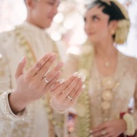 Resmi menikah, Valerie Tifanka dan suami juga pamer cincin pernikahan yang sama-sama sudah terpasang di jari manis. Keduanya dibantu oleh fotografer Antonius Wijaya untuk mengabadikan momen spesialnya. Foto: Instagram/@valtifanka