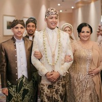 Mochammad Andhika tampil gagah kenakan beskap putih gading dengan detail bordir dan payet. Penampilannya dipadukan dengan kain jarik motif batik dengan dominasi warna coklat serta blangkon senada. Foto: Instagram/@valtifanka