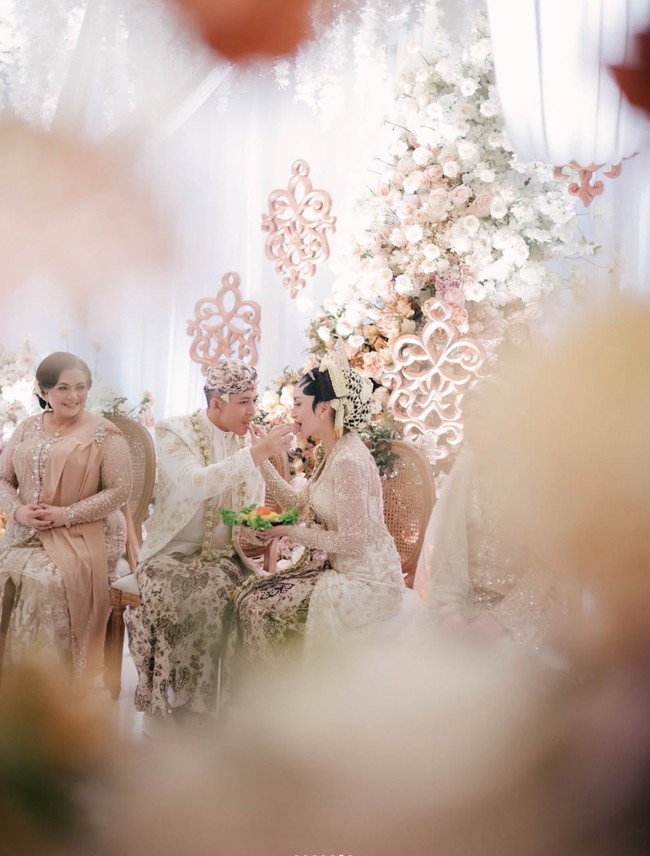 Dekorasi di acara pernikahan juga tampak soft dan elegan dengan didominasi warna putih. Sentuhan krem dan kecoklatan membuat dekorasinya jadi tak terkesan monoton. Foto: Instagram/@valtifanka