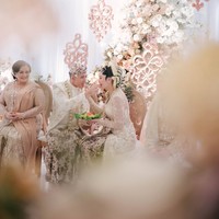 Dekorasi di acara pernikahan juga tampak soft dan elegan dengan didominasi warna putih. Sentuhan krem dan kecoklatan membuat dekorasinya jadi tak terkesan monoton. Foto: Instagram/@valtifanka