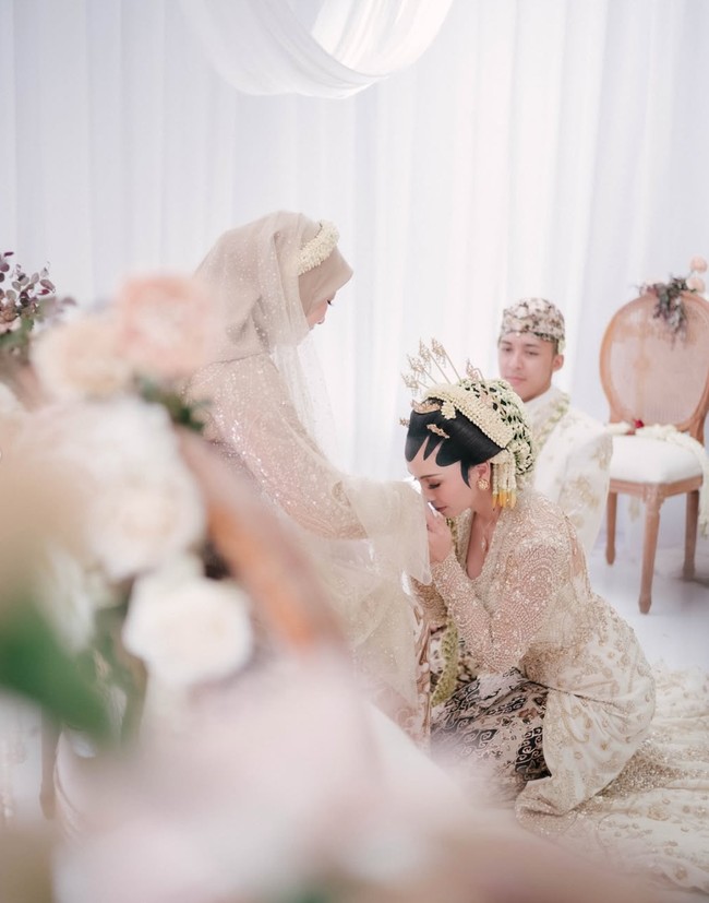 Acara pernikahan tampak begitu kental dengan adat Jawa. Suasana sontak berubah menjadi haru saat kedua mempelai menjalani sesi sungkeman dengan orangtua. Foto: Instagram/@valtifanka