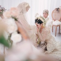 Acara pernikahan tampak begitu kental dengan adat Jawa. Suasana sontak berubah menjadi haru saat kedua mempelai menjalani sesi sungkeman dengan orangtua. Foto: Instagram/@valtifanka