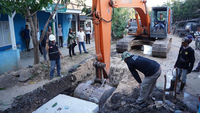 Wali Kota Lampung Eva Dwiana saat meninjau pembuatan saluran air baru