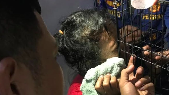 Ngeri Warga Tangsel Matanya Tertancap Besi Kandang Kucing, Damkar Evakuasi
