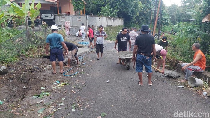 Warga di Parepare patungan memperbaikan drainase dan bahu jalan.