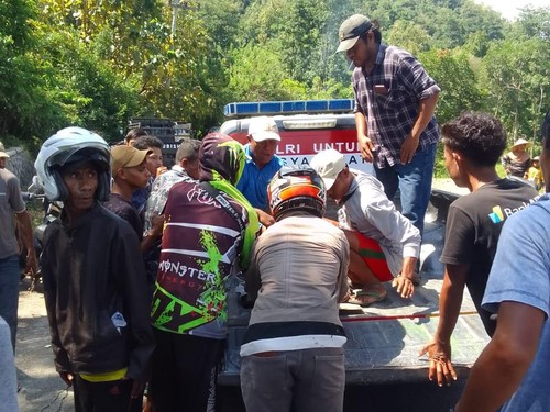 Warga mengevakuasi korban kecelakaan, Alif (12), ke mobil Sat Lantas Polres Dompu menuju RSUD Dompu.  (IST)