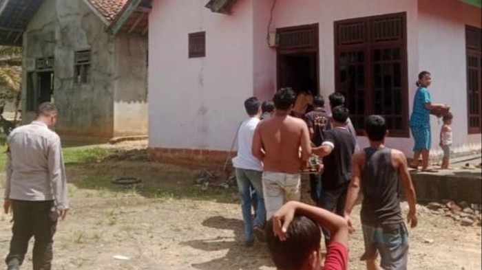 Warga saat mengevakuasi jasad pria yang diduga bunuh diri di rumahnya.