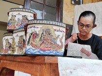 Dikyan, Pelukis Difabel dari Bali Sukses Produksi Tas Lukis Tokoh Pewayangan