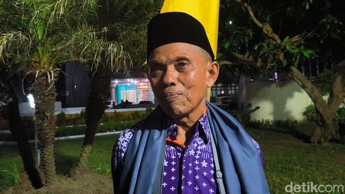 Zainuddin Kurdi (70) jemaah calon haji (JCH) asal Lombok Barat  di Asrama Haji, NTB, Kamis (1/5/2025). (Ahmad Viqi/detikBali).