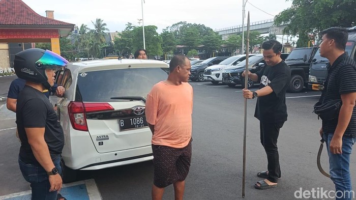 Adi alias Bagong (43) diamankan usai menganiaya tetangganya dan mengancam dengan sajam.