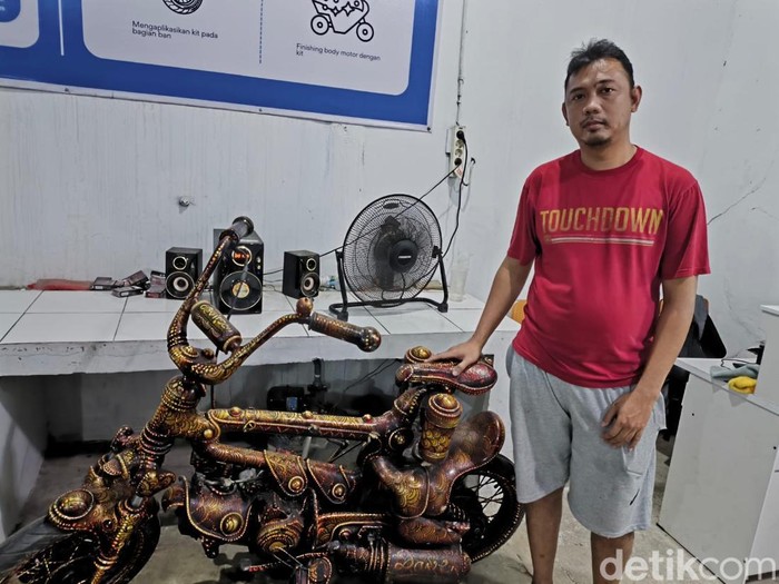 Agung dan motor batik modifikasi peninggalan ayahnya