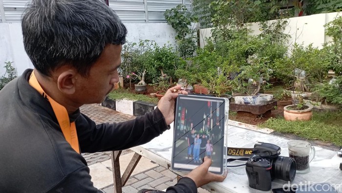 Ajat sang Fotografer yang cari cuan bareng AI di Alun-alun Indramayu