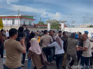 Demo Mahasiswa di DPRD Palopo Ricuh, Massa-Satpol PP Saling Dorong