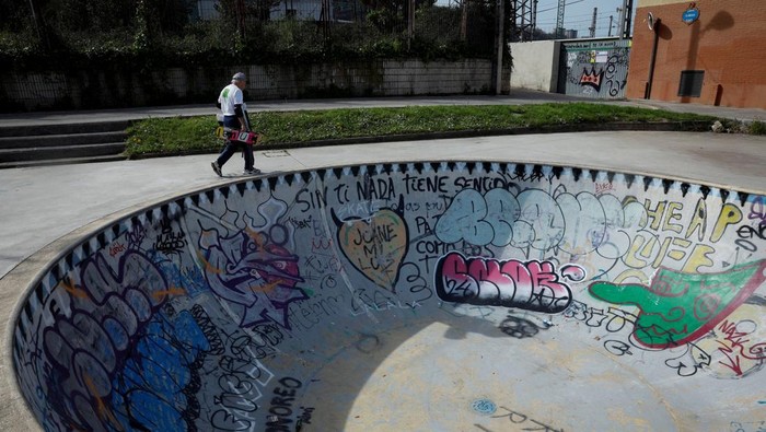 Skateboarder Juanjo Albizu, 88, prepares to drop into a bowl at the Etxebarria Skatepark in Bilbao, Spain, December 16, 2024. REUTERS/Vincent West REFILE - CORRECTING SURNAME FROM URBIZU TO ALBIZU.