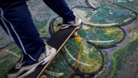 Dua kali seminggu, Albizu mengikuti acara bincang-bincang bahasa Inggris yang meriah di luar bar. Ia senang menghibur pendengar dengan aksinya dari taman skate Etxeba.  
