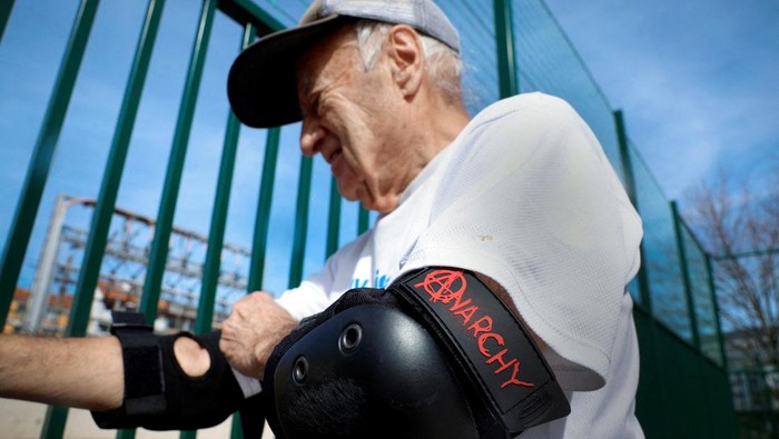 Skateboarder Juanjo Albizu, 88, prepares to drop into a bowl at the Etxebarria Skatepark in Bilbao, Spain, December 16, 2024. REUTERS/Vincent West REFILE - CORRECTING SURNAME FROM URBIZU TO ALBIZU.
