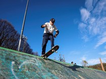 Aksi Skater Berusia 88 Tahun Taklukkan Arena di Bilbao Spanyol