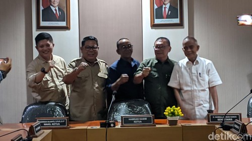 Anggota DPRD NTB Dapil V Kabupaten Sumbawa dan Sumbawa Barat mendukung pembentukan daerah otonomi baru (DOB) Provinsi Pulau Sumbawa (PPS), Senin (5/5/2025). (Ahmad Viqi)