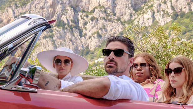 Cuplikan adegan dalam film Another Simple Favor (2025).