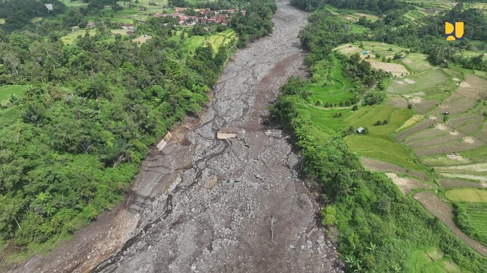 Kementerian Pekerjaan Umum (PU) akan membangun 9 Sabo Dam di Daerah Aliran Sungai (DAS) Anai, Kabupaten Tanah Datar, Sumatera Barat. Pembangunan Sabo Dam ini bertujuan untuk mengurangi risiko dan dampak banjir lahar dari erupsi Gunung Marapi.