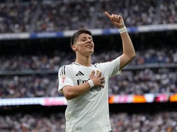 Meski peluangnya kecil, ada kemungkinan nomor 10 akan diberikan kepada pemain muda potensial Madrid. Arda Guler saat ini dinilai cocok, terutama jika ia akan diberi tanggung jawab lebih besar musim depan. Foto: Jose Breton/Pics Action/NurPhoto via Getty Images