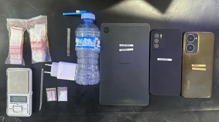 Barang bukti yang disita polisi saat menggerebek rumah terduga bandar sabu di Bone.