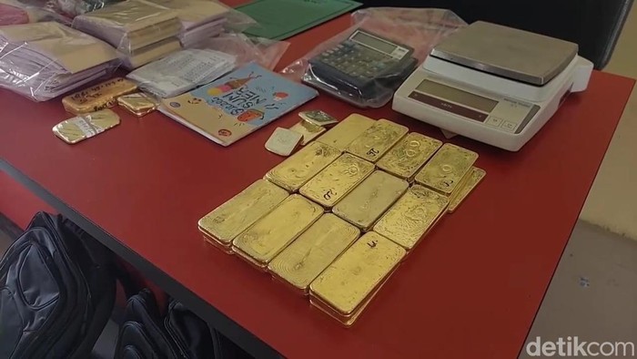 Batang emas yang ditemukan dalam penggerebekan terkait narkoba di Pontianak.