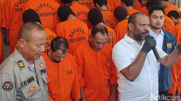 Beranhar Abdullah dan Muhamad Rizky pelaku ganjal ATM di Denpasar, Bali, Senin (5/5/2025). (Ahmad Firizqi)