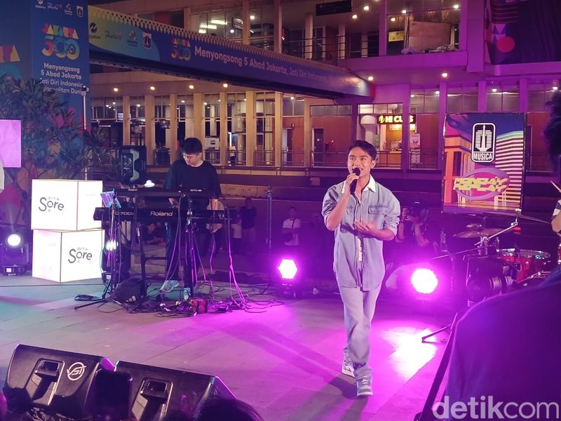 Betrand Peto meramaikan gelaran detikSore On Location yang berlangsung di Sarinah, Jakarta Pusat, pada Senin malam (5/5/2025).