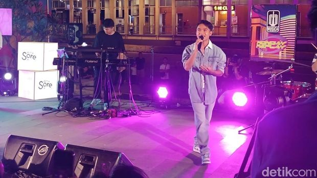 Betrand Peto meramaikan gelaran detikSore On Location yang berlangsung di Sarinah, Jakarta Pusat, pada Senin malam (5/5/2025).