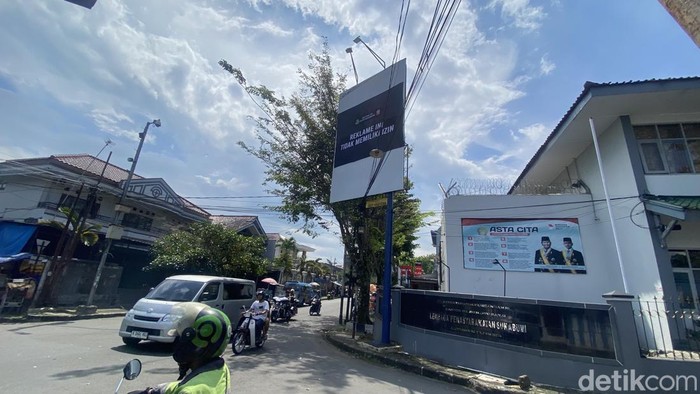 Billboard tak berizin saat ditertibkan Pemkot Sukabumi