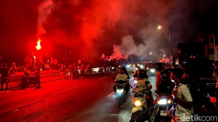 Bobotoh rayakan Persib juara di Flyover Pasupati.